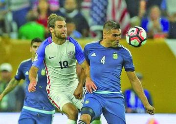 Gabriel Mercado (d) disputa el balón con Graham Zusi de EE.UU.