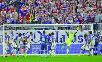 Lionel Messi (c) de Argentina anota el segundo gol contra el arquero Brad Guzan (d)