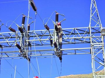 Cuadrillas de emergencia restablecen el suministro de energía a las zonas.