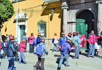 Trabajadores masifican paro de 48 horas con bloqueo de calles
