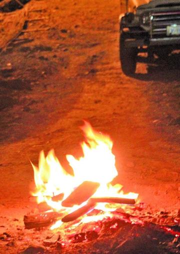 Así encendieron algunas fogatas en base a madera.