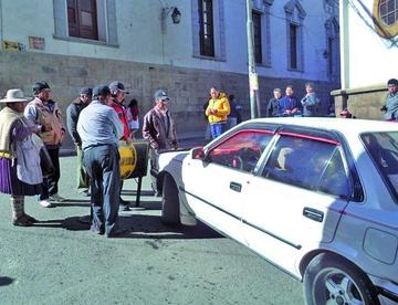 Chofer ebrio casi arrolla a bloqueadores 