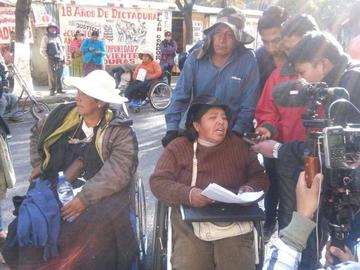 Continuarán con protestas para conseguir un bono