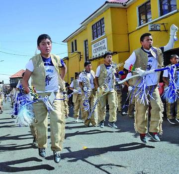 Se demostró los primeros trajes.