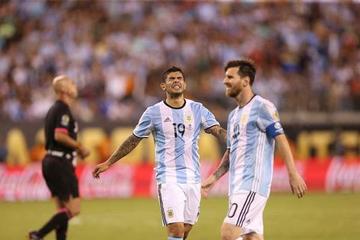 Ever Banega (c) y Lionel Messi (d) se lamentan tras fallar el penal.