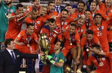 El guardameta Claudio Bravo (c) de Chile recibe el trofeo de la Copa América Centenario.
