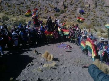 Los comunarios durante su visita el Silala el pasado sábado.