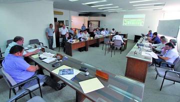 Los dirigentes de los 12 clubes en una reunión anterior.