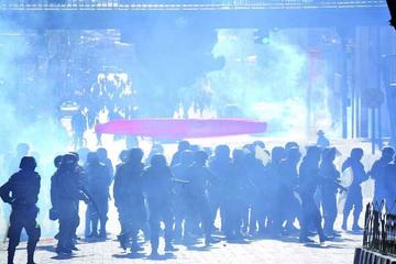 Los gases fueron lanzados contra bloqueadores y transeúntes.