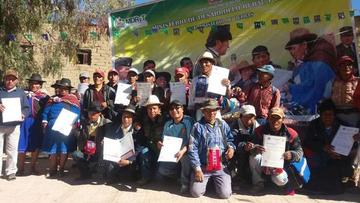 INRA entrega 56 títulos de tierras en Tacobamba