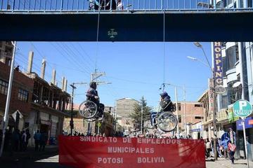 Los discapacitados se colgaron de la Pasarela.