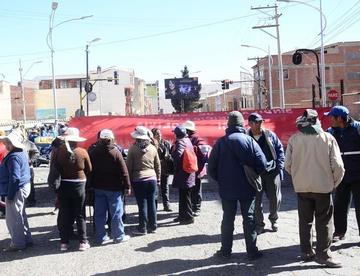Los trabajadores se mantuvieron firmes en los puntos de bloqueo.