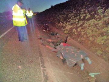 Los muertos quedaron a orilla de la carretera.