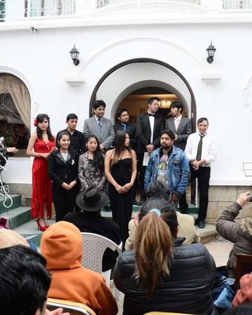 Los pianista y cantantes en el final del recital.