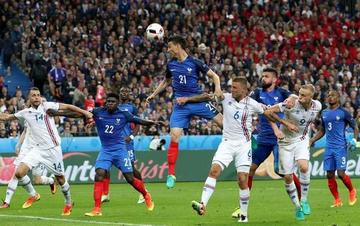El jugador francés Laurent Koscielny cabecea el balón.