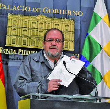 Roberto Aguilar, el ministro de educación en conferencia de prensa.
