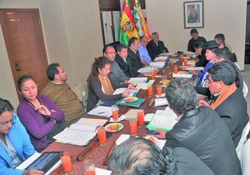 Evo Morales, junto a los ministros de Estado en reunión de gabinete.