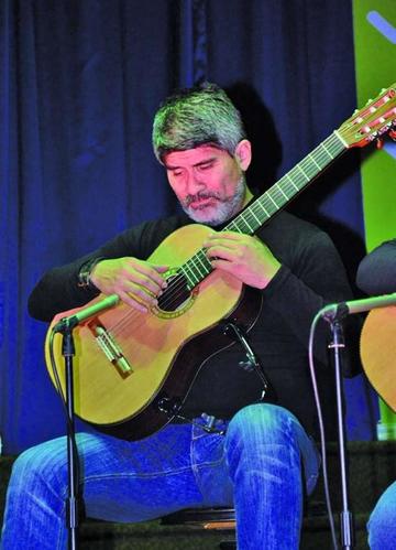 El artista festejará al diario potosino.