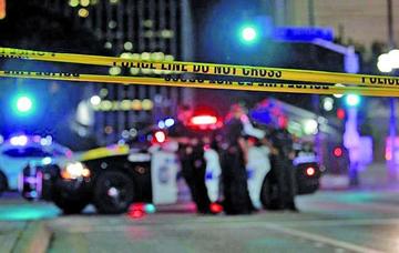 EE.UU. investiga la muerte de cinco policías en una protesta