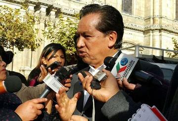 Cuestionan a René Martínez por ser cabeza en la defensa de las aguas.