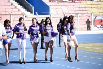 Las modelos dieron el toque de belleza al clásico.
