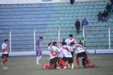 La banda roja se arrodilla tras conquistar el empate.
