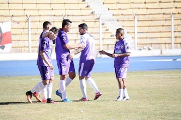 El equipo lila festeja el primer gol convertido.