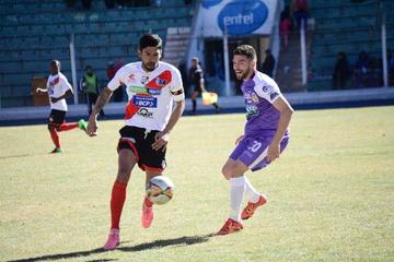 Carlos Tordoya y Antonio Rojano se enfrentan por el balón.