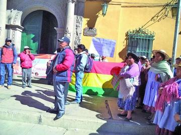 Los comunarios marchan pidiendo atención sectorial