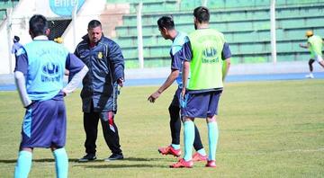 El técnico David de la Torre (c) imparte algunas indicaciones a sus diriguidos.