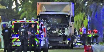 Un ataque de camión causa más de 70 muertos en Niza, Francia