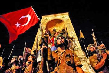 Algunos soldados resguardan la plaza Taksim en Estambul.