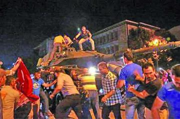 Un levantamiento militar desata combate por el poder en Turquía
