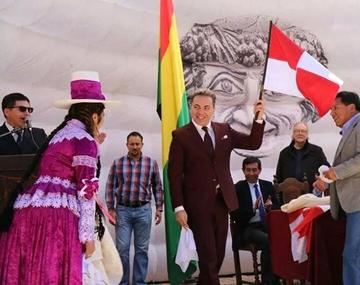 Cristian Castro con la bandera potosina.