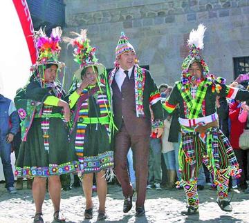 Bailando el Tinku con chaleco y chulu.