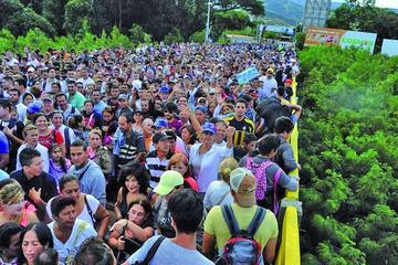 Más de 100.000 venezolanos se proveen de víveres en Colombia