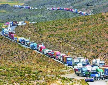 Transporte pesado bloquea pese al llamado al diálogo del Gobierno 