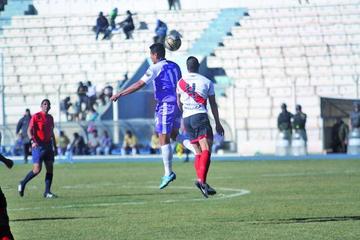Edwin Alpire, de Real, y Pedro García, de Nacional, disputan el balón.