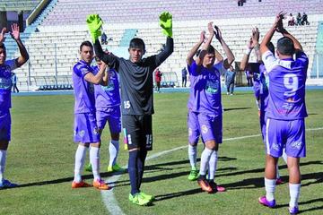 Los jugadores del plantel lila celebran la victoria.