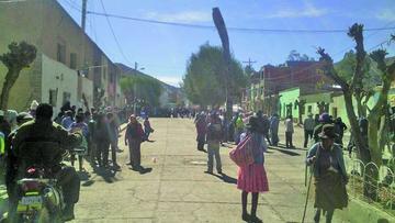 La fotografía muestra a los cotagaiteños tras un enfrentamiento entre grupos que defendían al alcalde y los que le cuest