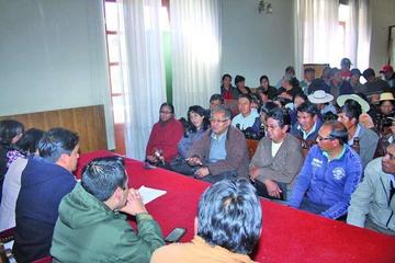 Se ve la reunión de los panificadores con representantes del ejecutivo municipal.