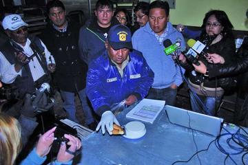 Personal de la Intendencia Municipal pesa un pan