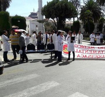 Médicos cumplen paro y marchas para no ser tratados "como delincuentes comunes"