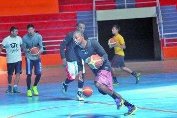Los basquetbolistas de la Vieja Casona durante su entrenamiento en el coliseo.