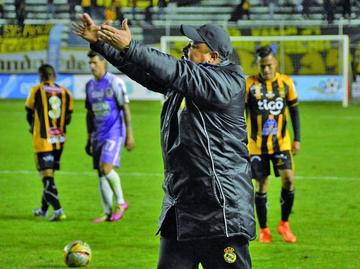 David de la Torre, bastante molesto, da instrucciones a sus dirigidos.