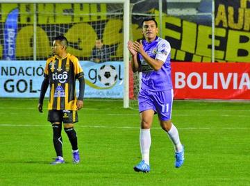 Edwin Alpire festeja el gol convertido.