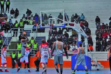 Jamal Johnson, de Vikingos, en pleno lanzamiento.
