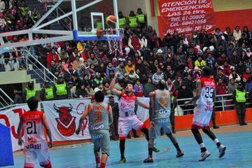 El basquetbolista Fernando Cadario anota para el plantel de la Vieja Casona.