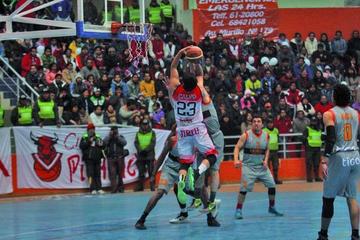 El jugador René Calvo encesta el balón para Pichincha.
