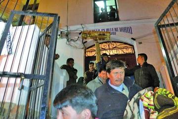 Los transportistas salen del penal de San Roque.